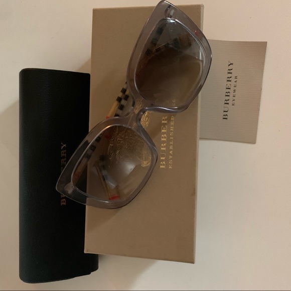 Burberry Accessories - Burberry sunglasses